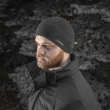 Mies pitää M-Tac Fleece Watch Cap Light Polartec, monikäyttöinen talvihattu, valmistettu Polartec Micro Series fleece -materiaalista, sopii talvikäyttöön.