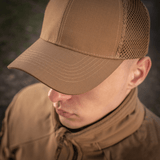 M-Tac Mesh Flex Ripstop Baseball Cap käytössä, korostaa kestävyyttä ja ilmanvaihtoa ripstop-etuosan ja mesh-paneelien avulla ulkokäytössä.