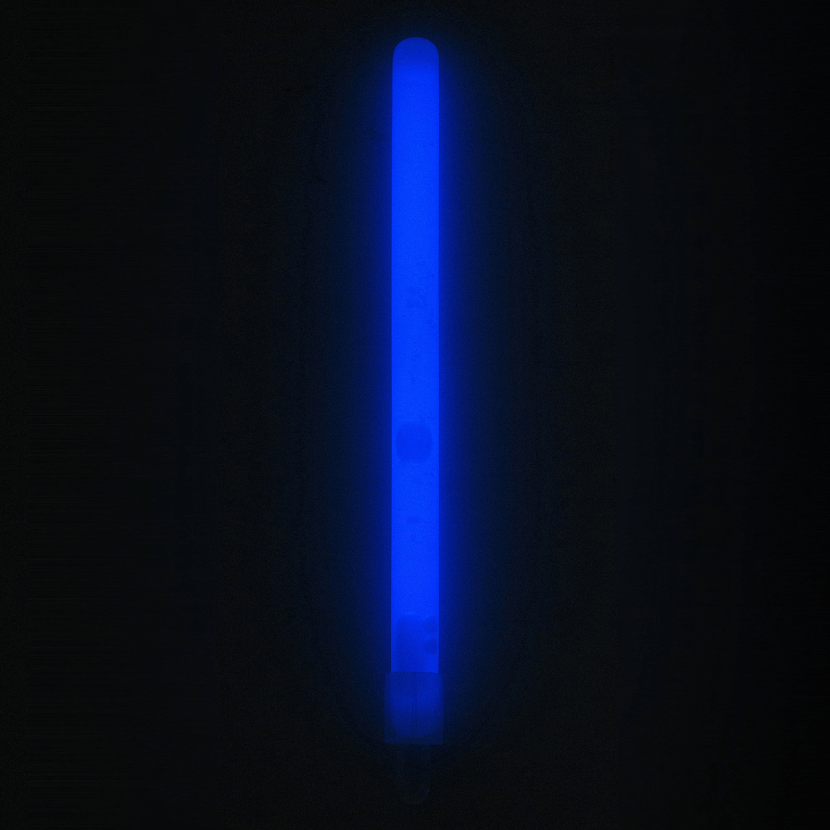 M-Tac Glow Stick 15 cm loistaa sinisenä, itsenäinen valonlähde pimeään, turvallinen ja myrkytön, täydellinen merkintään ja signalisointiin.