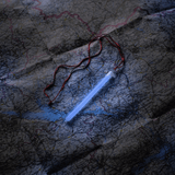M-Tac Glow Stick 15 cm kortilla, ihanteellinen pimeiden alueiden valaisuun ja pitkäkestoiseen säilytykseen hätätilanteissa.