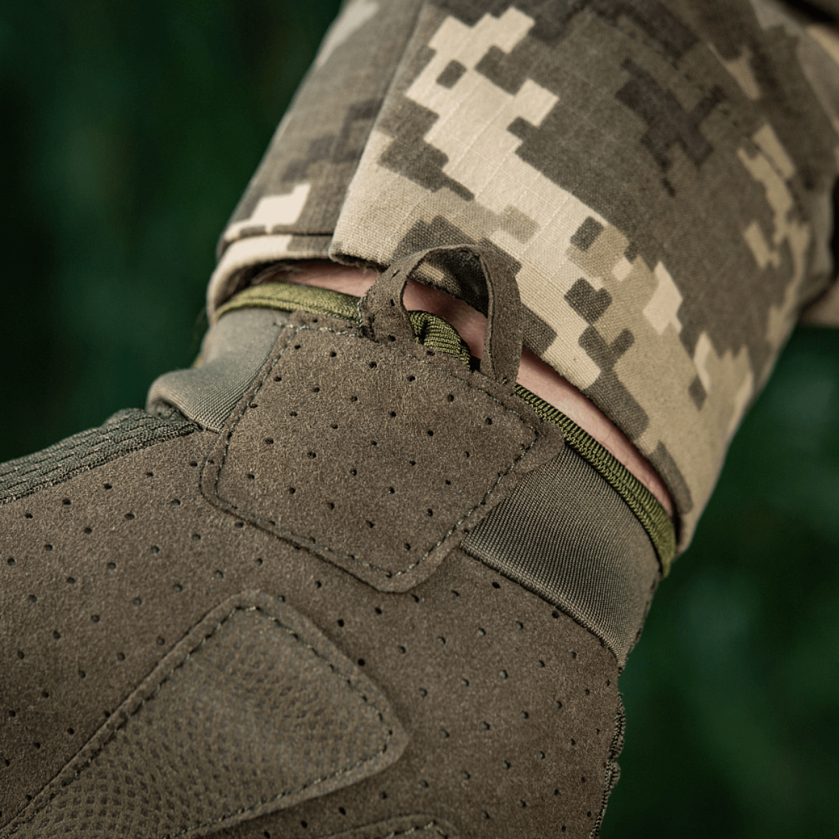 M-Tac Handsker A30 anatomisella istuvuudella ja pehmeällä mikrokuidulla ampumiseen ja harjoitteluun, camouflage-kuosi, vahvistetut nyrkit.