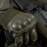 M-Tac Assault Tactical Mk.4 käytössä, iskunvaimennuspadat ja vahvistettu nahkakämmen, liukumaton ote.