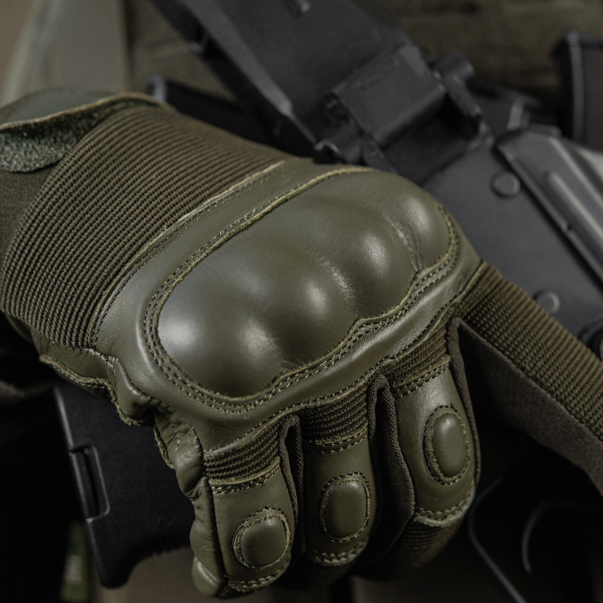 M-Tac Assault Tactical Mk.4 käytössä, iskunvaimennuspadat ja vahvistettu nahkakämmen, liukumaton ote.