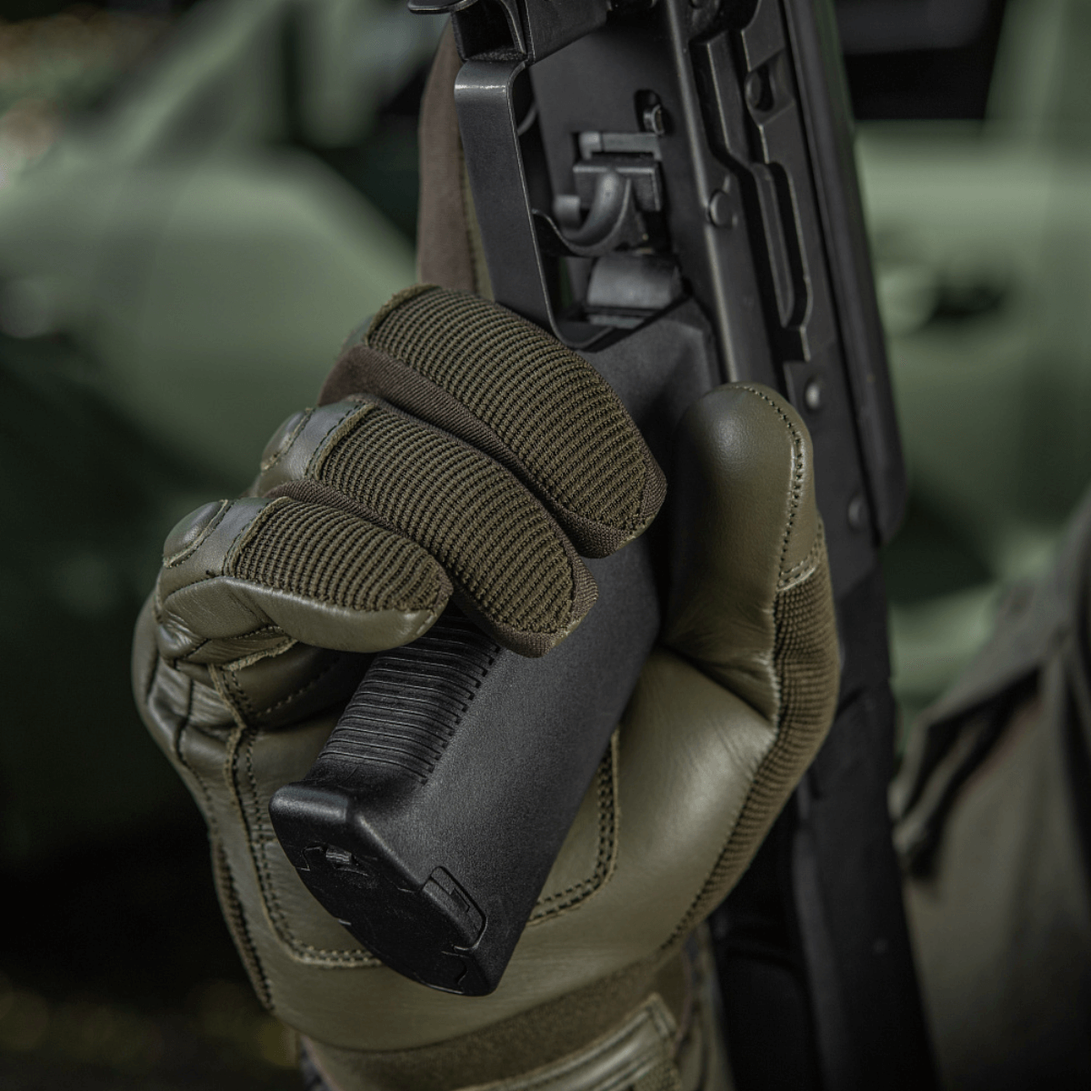 M-Tac Assault Tactical Mk.4 käytössä aseella, aidosta nahasta kämmen liukumattomaan otteeseen ja mukavaan istuvuuteen.
