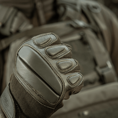 M-Tac Assault Tactical Mk.2 aidosta nahasta, tarrasäätö ja iskunvaimentavat vahvikkeet sormissa suojaukseen.