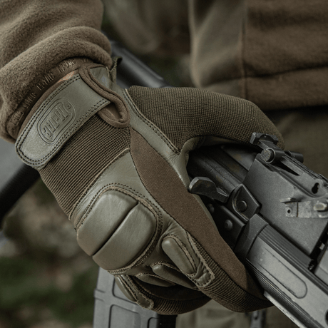 M-Tac Assault Tactical Mk.2 -hanskat käytössä, ote aidosta nahasta ja iskunvaimentavat insertit, sopii taktiseen käyttöön.