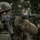 M-Tac Assault Tactical Mk.2 käytössä, tarjoaa mukavuutta ja maksimaalista suojaa, sopii taktiseen käyttöön.