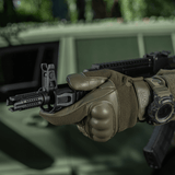 M-Tac Assault Tactical Mk.4 käytössä aseella, aidosta nahasta kämmen antaa liukumattoman otteen.
