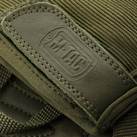 M-Tac Assault Tactical Mk.2 nahkainen, näkyvät saumat ja M-Tac-logo, korostaa taktisen muotoilun yksityiskohtia.