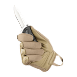M-Tac Assault Tactical Mk.2 -näyttää nahkahanskan pitelemässä veistä.