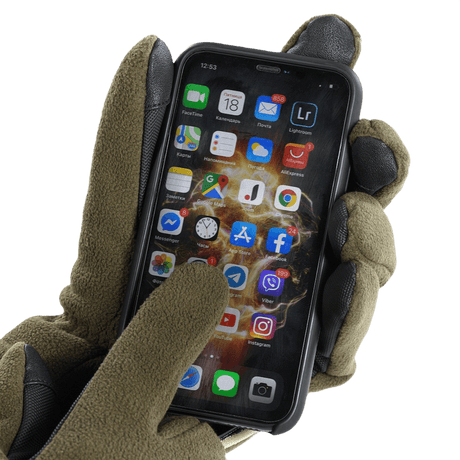 M-Tac-hanskat Fleece Thinsulate kosketusnäyttöyhteensopivuudella pitävät älypuhelinta, jossa näkyy sovelluskuvakkeita, sopivat talvikäyttöön.