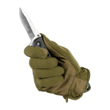 M-Tac Handsker Scout Tactical Mk.2, käytössä veitsen kanssa, näyttää kulutusta kestävän synteettisen nahkakädensijan, joustavuutta ja nopeasti kuivuvan materiaalin.