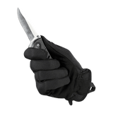 M-Tac Handsker Scout Tactical Mk.2, käytössä veitsen kanssa, synteettinen nahka suojaa ja kestävyyttä, sopii työkalutöihin.