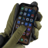 M-Tac Handsker Soft Shell Thinsulate, näyttää kosketusnäyttöyhteensopivuuden älypuhelimen kanssa ulkona.
