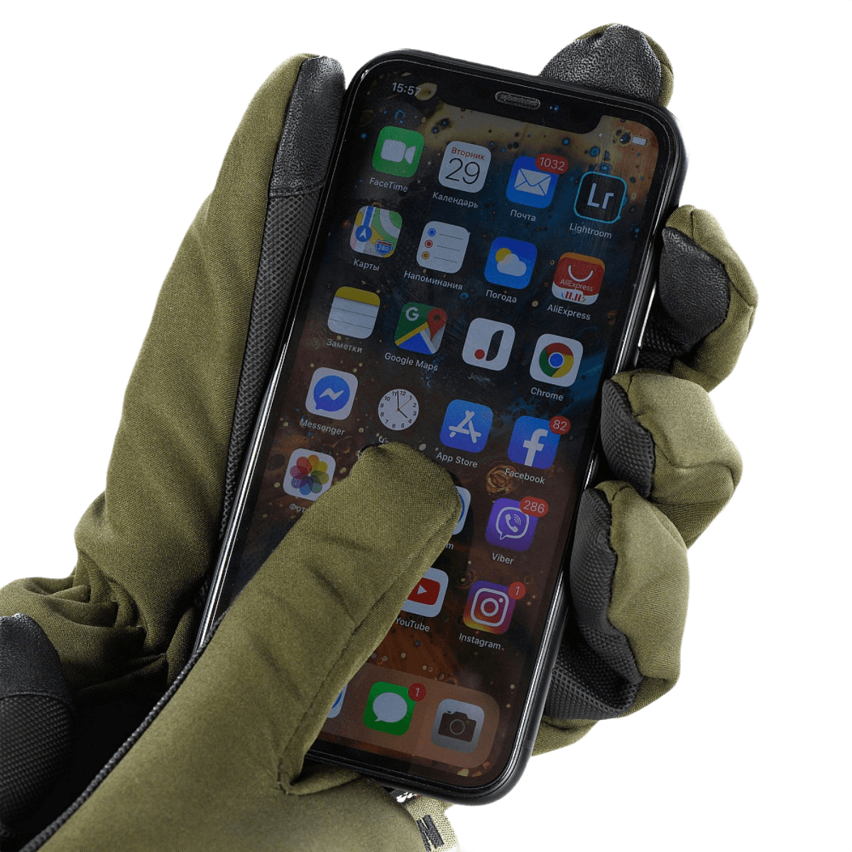 M-Tac Handsker Soft Shell Thinsulate, näyttää kosketusnäyttöyhteensopivuuden älypuhelimen kanssa ulkona.