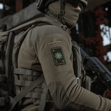 Sotilas M-Tac Patch Kort Helm of Horror (brodeerattu) kiinnitettynä takkiin, brodeerattu Ægishjálmur-symboli, Cordura 500D -materiaali.