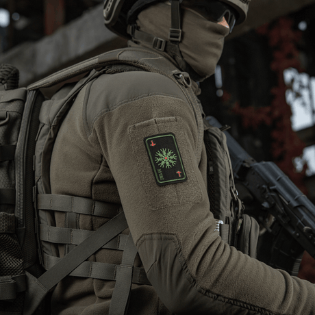 Sotilas M-Tac Patch Kort Helm of Horror (brodeerattu) kiinnitettynä takkiin, brodeerattu Ægishjálmur-symboli, Cordura 500D -materiaali.