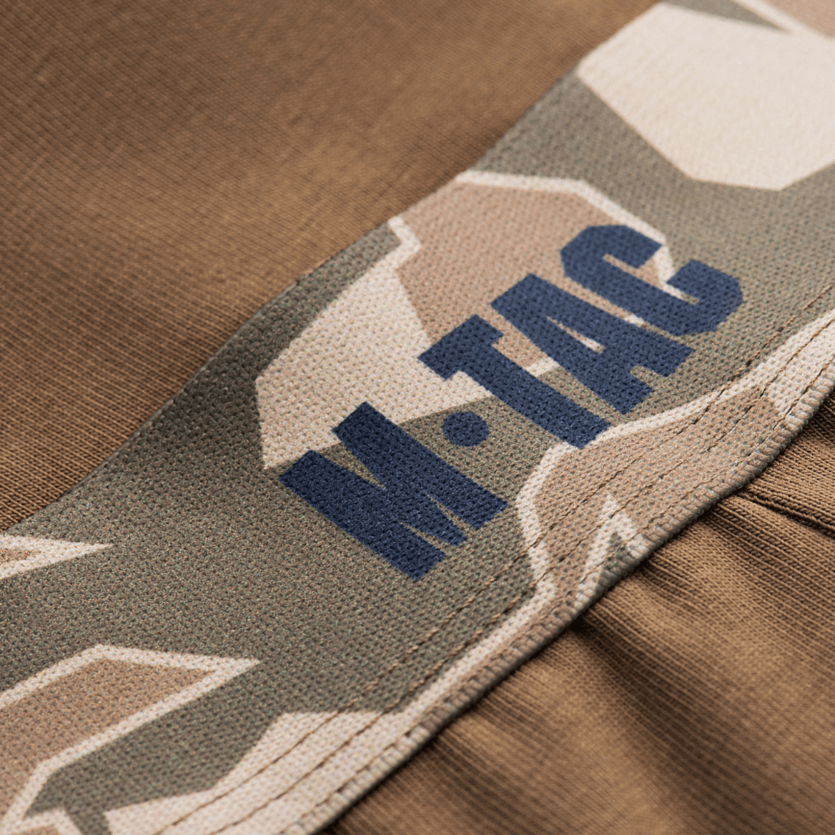 Lähikuva M-Tac Herre Boxer 93/7 kamuflaasikuvioinnista ja leveästä kuminauhasta mukavuutta ja kestävyyttä varten.