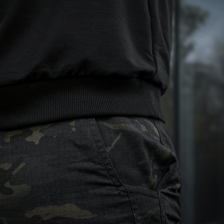 M-Tac Hoodie Freedom mustana, yksityiskohta säädettävästä hupusta ja kamokuvioisesta designista. Mukava ja toiminnallinen arkeen.