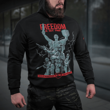 M-Tac Hoodie Freedom, mukava ja toiminnallinen sotilasaiheisella designilla, premium-printillä ja säädettävällä hupulla aktiiviseen ulkoiluun.
