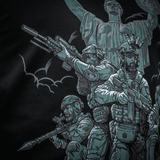 Kuvitus M-Tac Hoodie Freedomissa sotilasteemalla ja MagnaColours®-printillä, esittää aseistettuja sotilaita monumentin edessä.