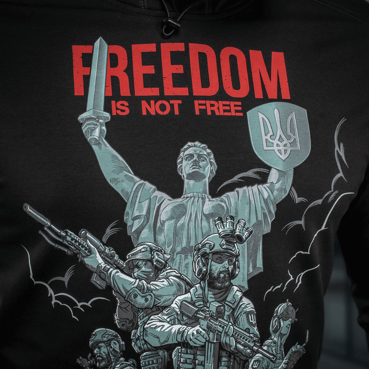 M-Tac Hoodie Freedom sotilasaiheisella designilla ja 'Freedom is Not Free' -printillä, sopii arkeen ja ulkoiluun.