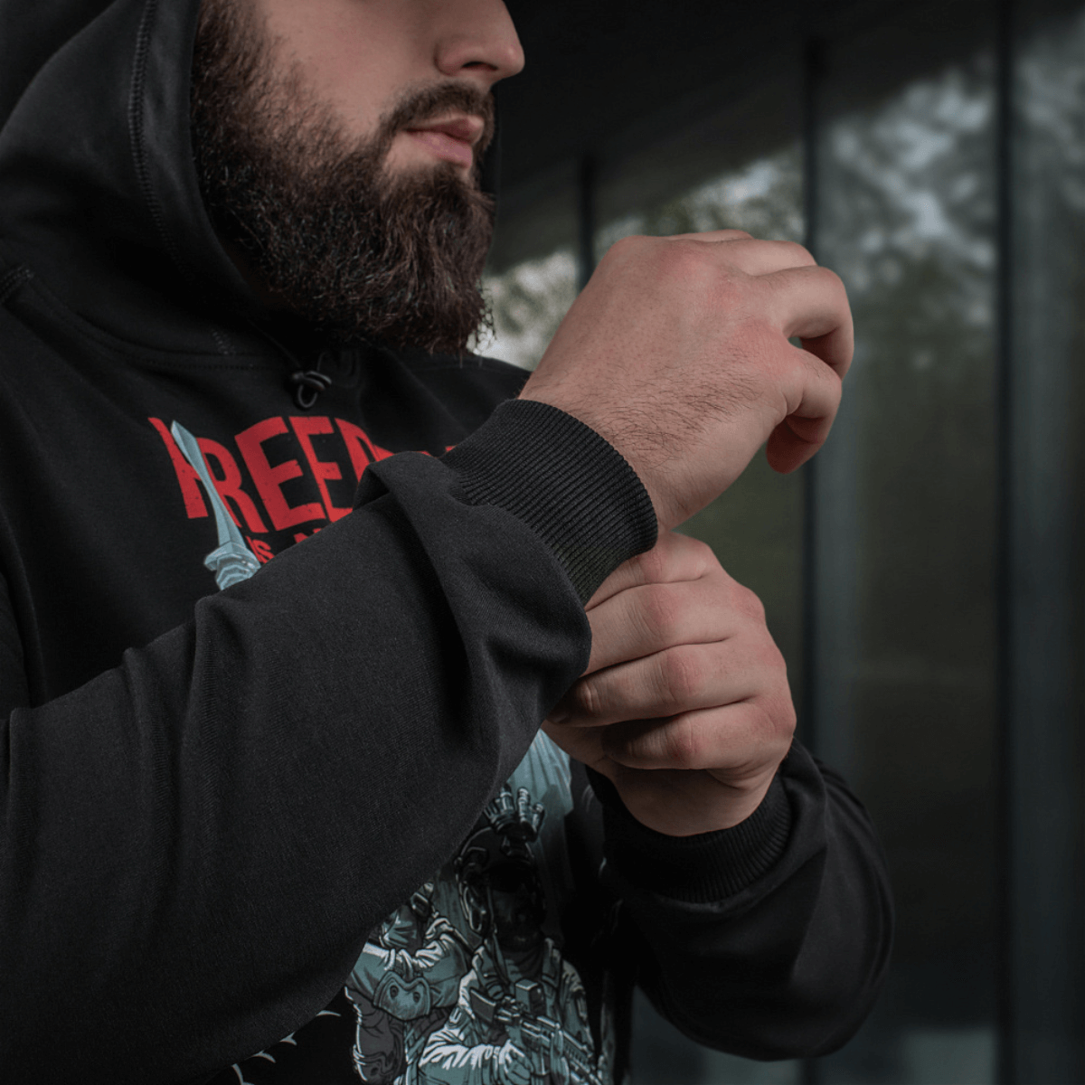 Mies pukeutuneena M-Tac Hoodie Freedomiin säätää resoria tyylikkäässä mallissa, sopii arkeen ja ulkoiluun. Huppu säädettävissä, printti kestää haalistumista.