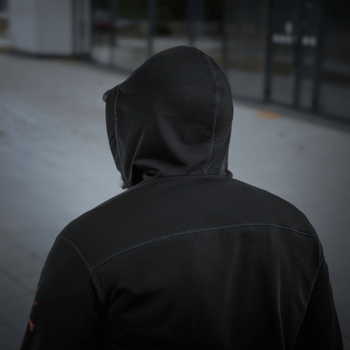 M-Tac Hoodie Freedom nähtynä takaa, näyttää säädettävän hupun mustassa designissa. Täydellinen aktiiviseen ulkoiluun ja arkeen. Puuvillaa ja elastaania.