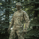 M-Tac-takki Sturm Gen.II NYCO Extreme Multicam, taktiseen ja ulkoilukäyttöön, hengittävällä ja kulutusta kestävällä materiaalilla, metsäympäristössä.