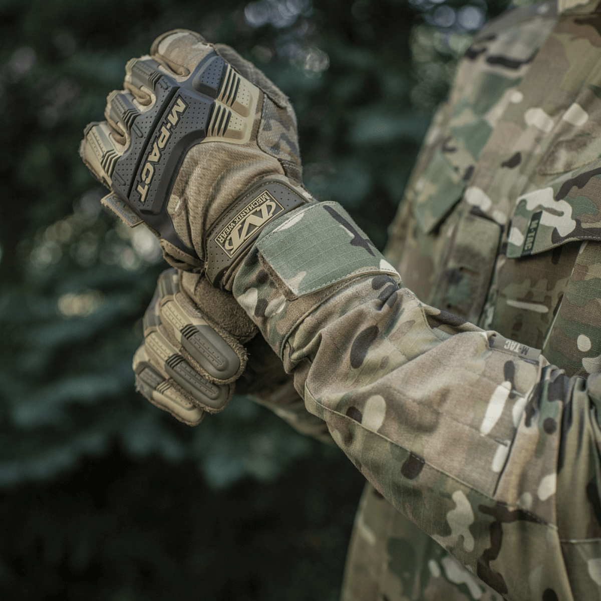 M-Tac-takki Sturm Gen.II NYCO Extreme Multicam NIR-teknologialla taktiseen käyttöön, lähikuva hihasta ja käsineyksityiskohdista.