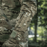 Yksityiskohtia M-Tac-takista Sturm Gen.II NYCO Extreme kynätaskuineen Multicam-kuviossa taktiseen käyttöön.