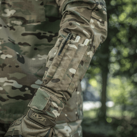Yksityiskohtia M-Tac-takista Sturm Gen.II NYCO Extreme kynätaskuineen Multicam-kuviossa taktiseen käyttöön.