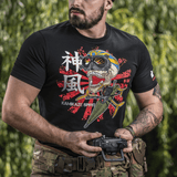 M-Tac T-Shirt Kamikaze Spirit -paita kalloprintillä ja FPV-goggles, puettuna henkilöön sotilasvarusteissa; kohdennettu FPV-operaattoreille.