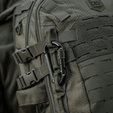 M-Tac karabiinihaka 10 cm kiinnitettynä reppuun, valmistettu 40cr-seosteräksestä, sopiva köysille ja lenkeille.