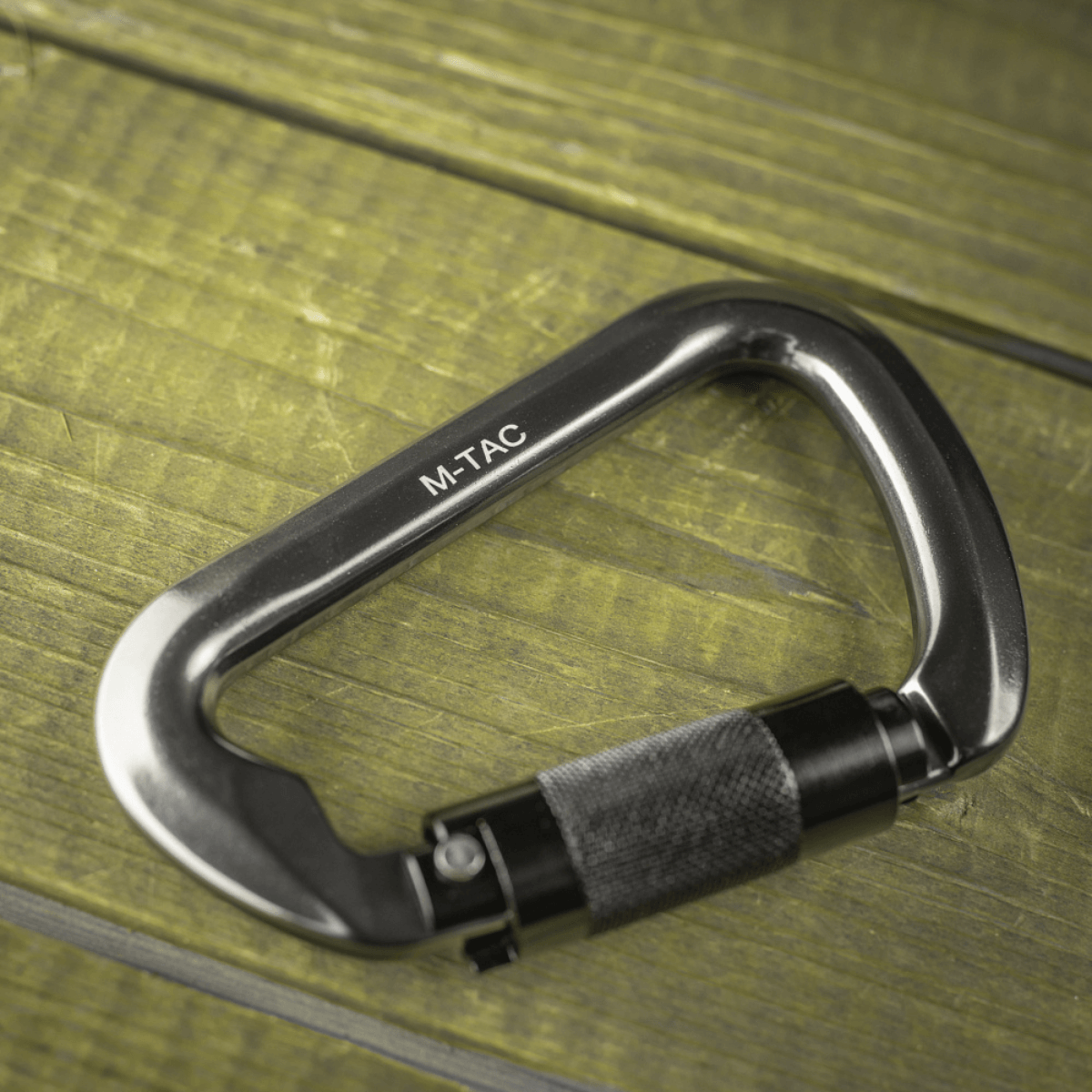 M-Tac Key-Lock karabiini alumiinilla puupinnalla, ihanteellinen kiipeilyyn ja turvallisuuteen, CE EN362 sertifioitu, ergonominen muotoilu.