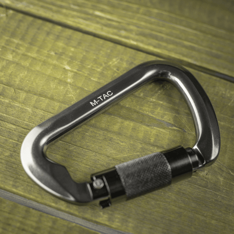 M-Tac Key-Lock karabiini alumiinilla puupinnalla, ihanteellinen kiipeilyyn ja turvallisuuteen, CE EN362 sertifioitu, ergonominen muotoilu.