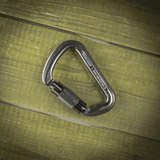 M-Tac Key-Lock karabiini alumiinista kiipeilyyn ja turvallisuuteen puupöydällä.