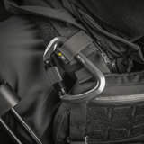 M-Tac Key-Lock karabiini alumiinia kiinnitettynä mustaan varusteeseen, sopii kiipeilyyn ja turvallisuuteen. Ergonominen muotoilu, CE EN362.