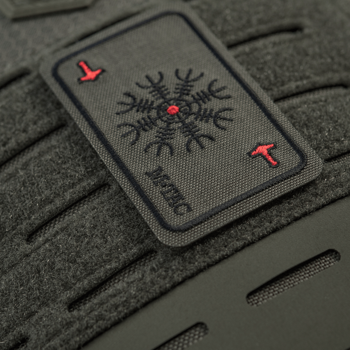 M-Tac Patch Kort Helm of Horror (brodeerattu) Ægishjálmur-muotoilu, kestävä brodeerattu Cordura 500D -materiaali, 8x5 cm, Velcro-kiinnitys.