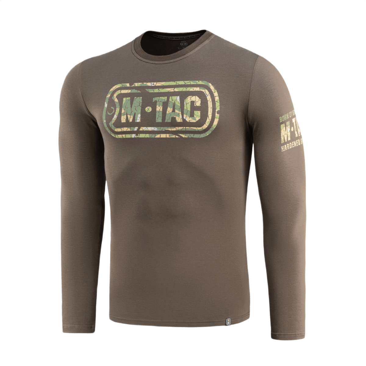 M-Tac T-Shirt Logo Long Sleeve maastokuvioituna, ikoninen M-Tac-logo ja slogan 'Born by Revolution – Hardened by War' hihassa.