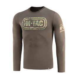 M-Tac T-Shirt Logo Long Sleeve maastokuvioituna, ikoninen M-Tac-logo ja slogan 'Born by Revolution – Hardened by War' hihassa.