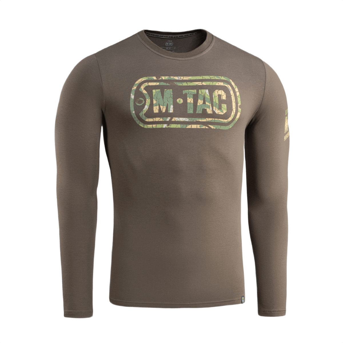 M-Tac T-Shirt Logo Long Sleeve maastokuviossa, ikoninen logo ja slogan, sopii arkeen ja taktisiin aktiviteetteihin, etupuoli näkyvissä.