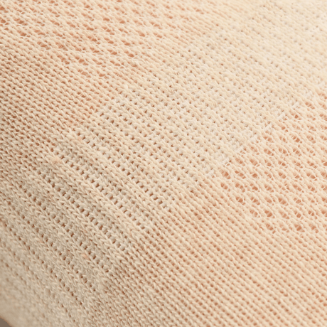 Lähikuva M-Tac Let kesäsukista hengittävässä materiaalissa juoksuun ja ulkoiluun kesäsäässä.