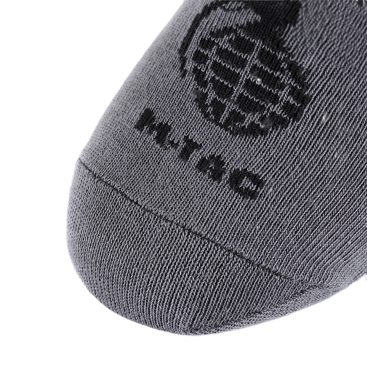 Kuva M-Tac Let Sommersokker Grenader harmaana, suunniteltu miesten ulkoiluun, ergonominen istuvuus ja alkuperäinen neulottu kuvio.