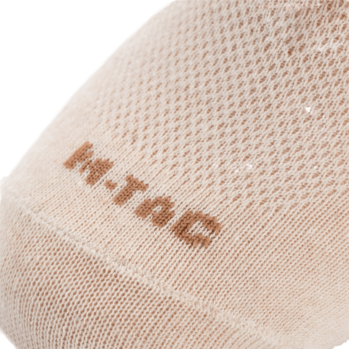 Lähikuva M-Tac Let urheilusukista, jossa näkyy hengittävä materiaali ja logo, sopii juoksuun ja urheiluun.