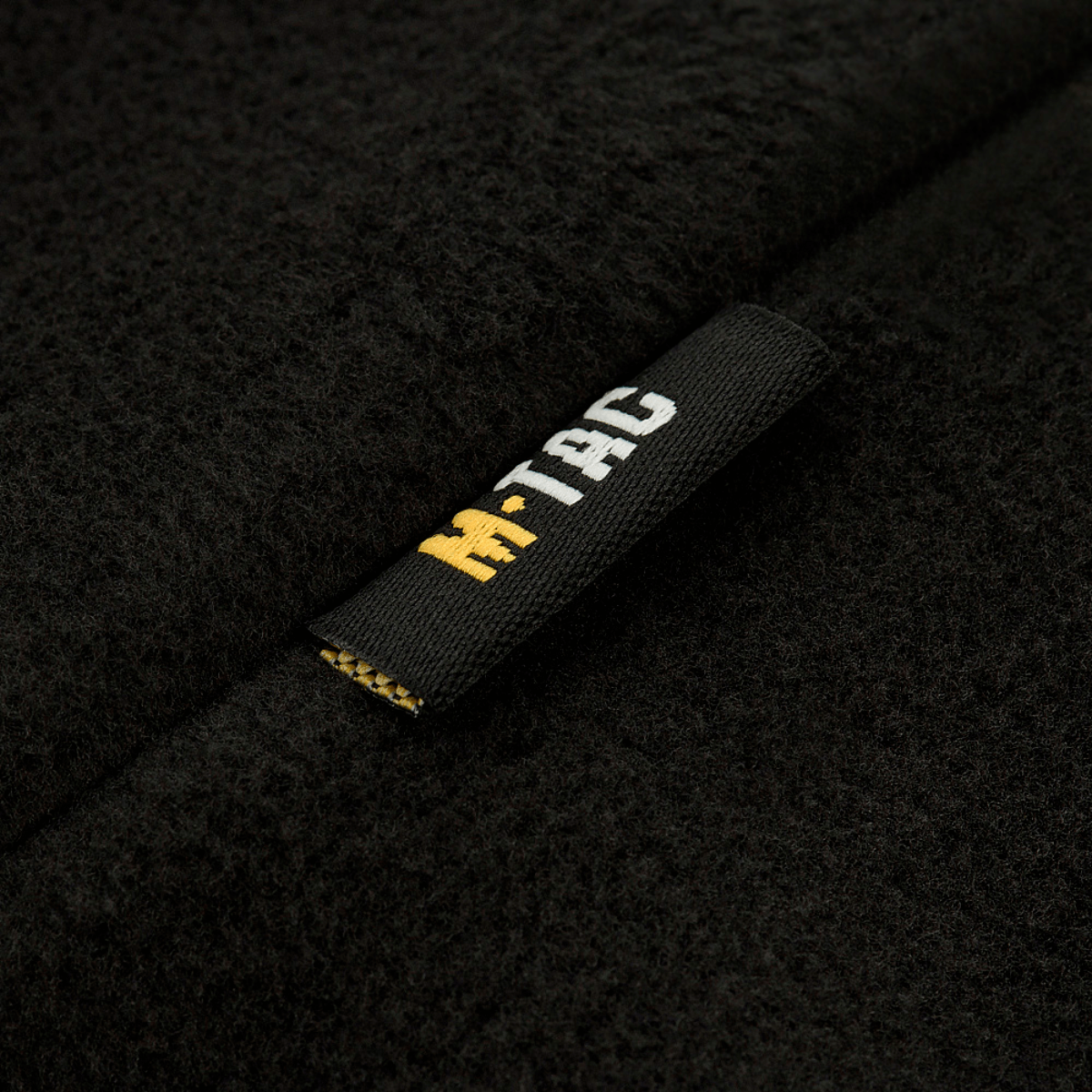 M-Tac Fleece Polartec Watch Cap musta Polartec® 200 Series -fleecestä M-Tac-logolla, sopii ulkoiluun kylmässä säässä.