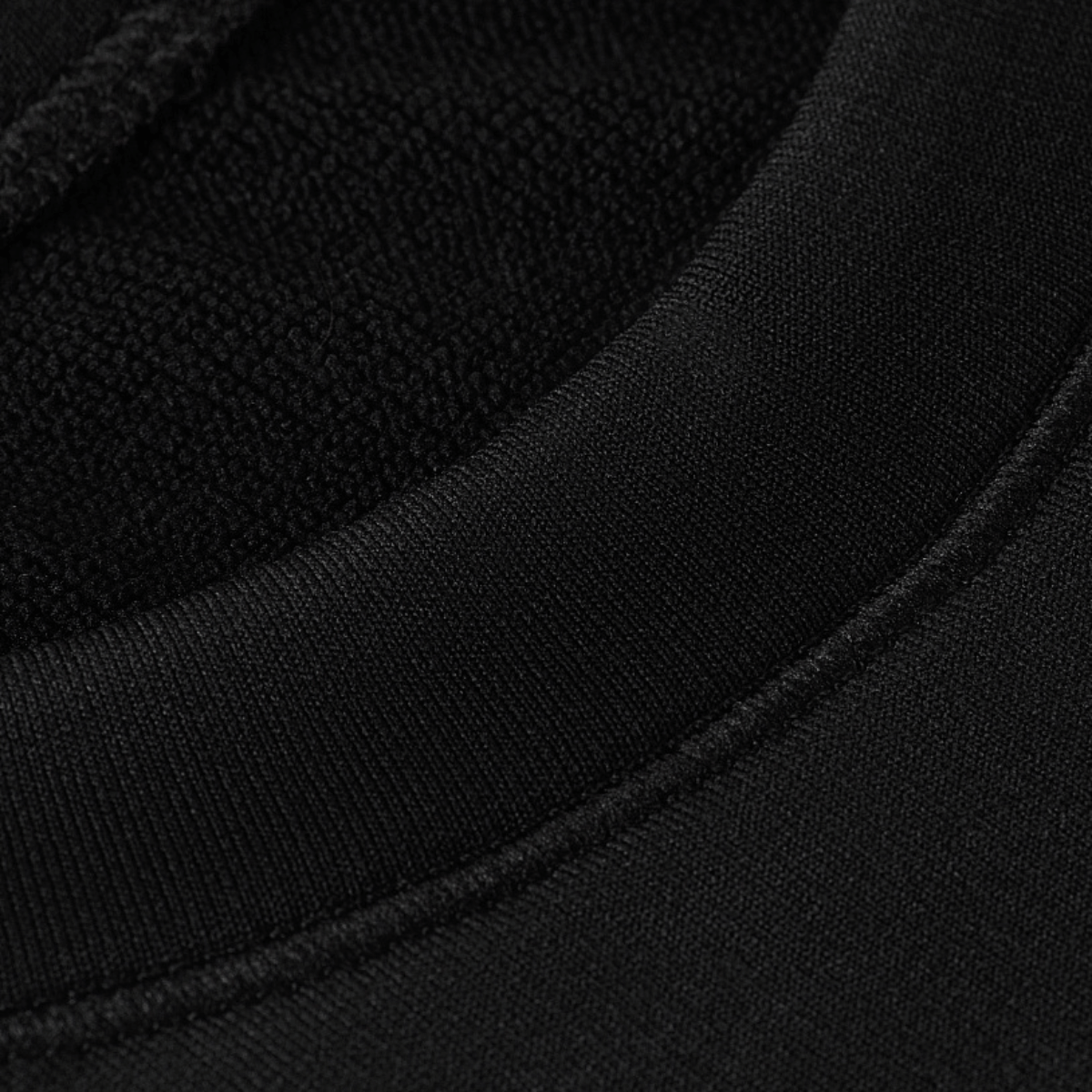 Lähikuva M-Tac Level I Polartec Thermal Shirtista Power Dry® -materiaalissa ja litteissä saumoissa.