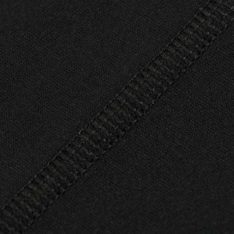 Lähikuva M-Tac Level I Polartec Thermal Shirtista litteillä saumoilla ja Power Dry® -materiaalilla, joka edistää lämmönsäätelyä ja mukavuutta.