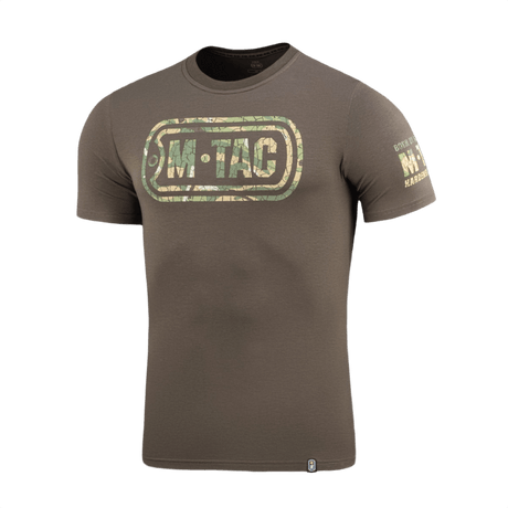 M-Tac T-Shirt Logo camokuvioinnilla, ikoninen M-Tac-logo ja "Born by Revolution – Hardened by War" -slogan hihassa.