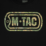 M-Tac T-Shirt Logo, maastokuvio ja ikoni painettuna mustalle taustalle.